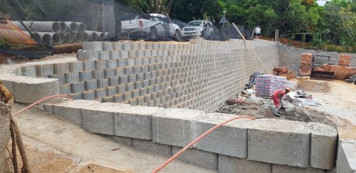 retaining-wall-construction-with-blocks